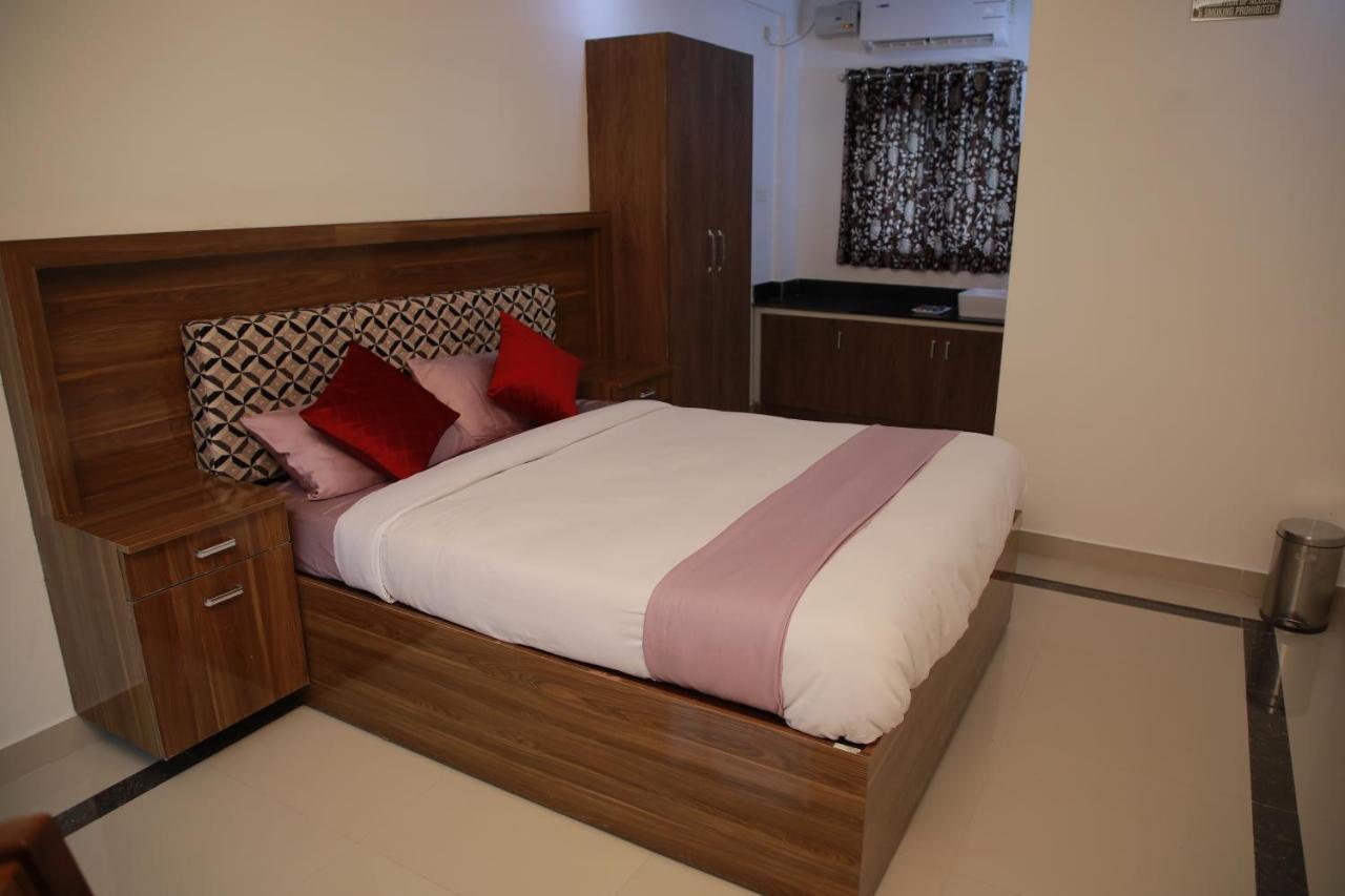 Kausthubhom Residency Hotel Tiruvalla Bagian luar foto